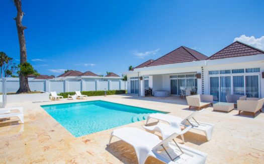 Spectacular frontline villa