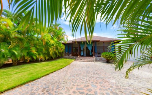 Proyecto de tres villas independientes en segunda línea de playa, ubicada en Sosua.