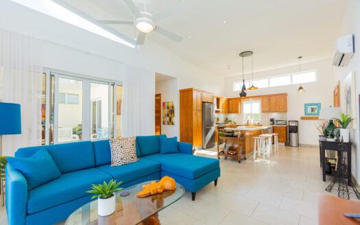 Espectacular Villa, totalmente amueblada, con acabados de primera calidad. Ubicada en residencial cerrado con seguridad 24/7.