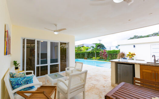 Espectacular Villa, totalmente amueblada, con acabados de primera calidad. Ubicada en residencial cerrado con seguridad 24/7.