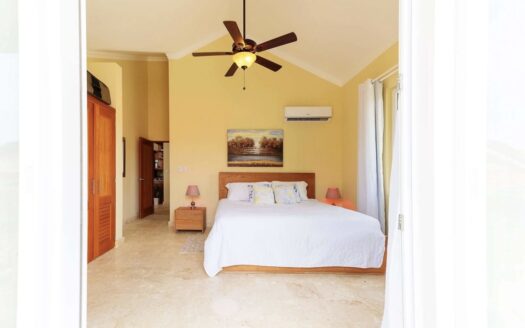 Modern Ocean Front apartment. Beach and Ocean Acces. Prime location.